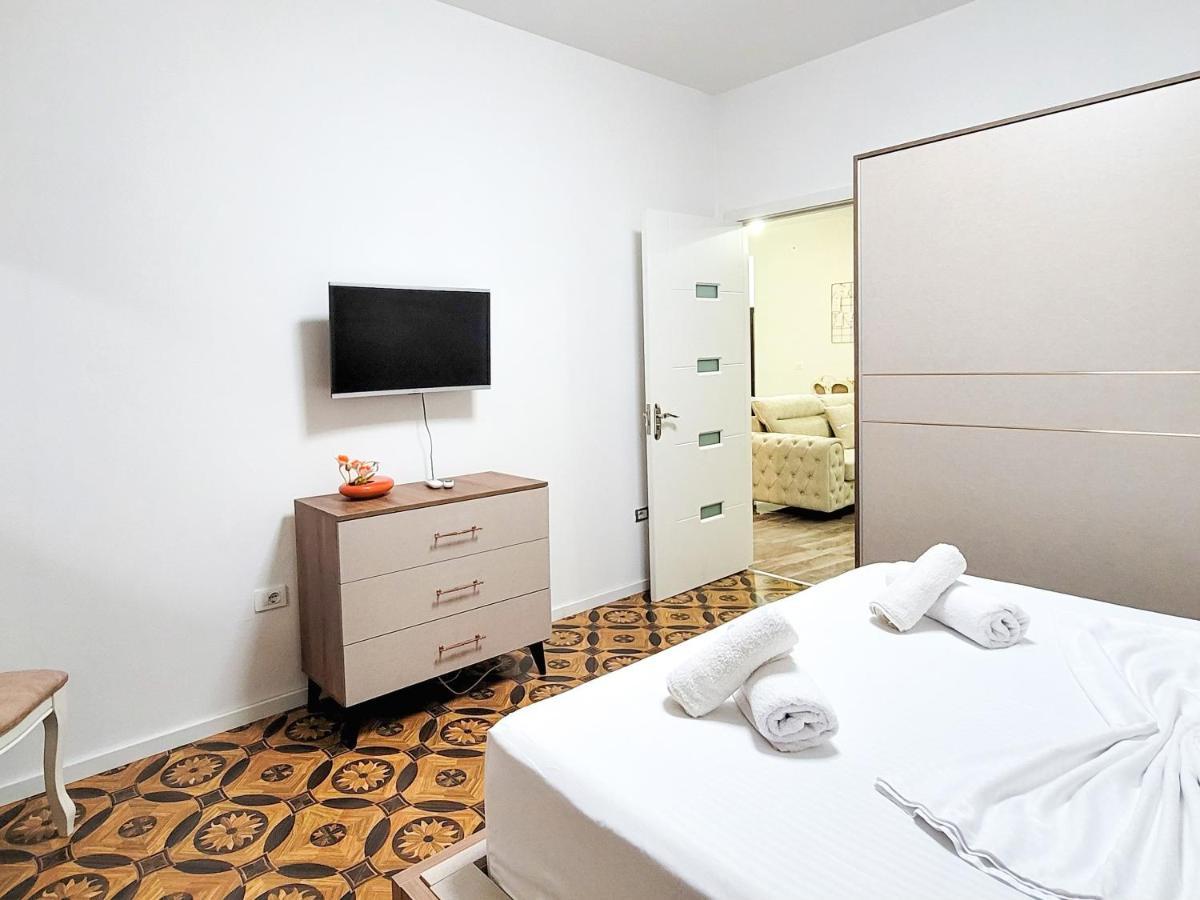 One-Bedroom Gem By The Square Τίρανα Εξωτερικό φωτογραφία