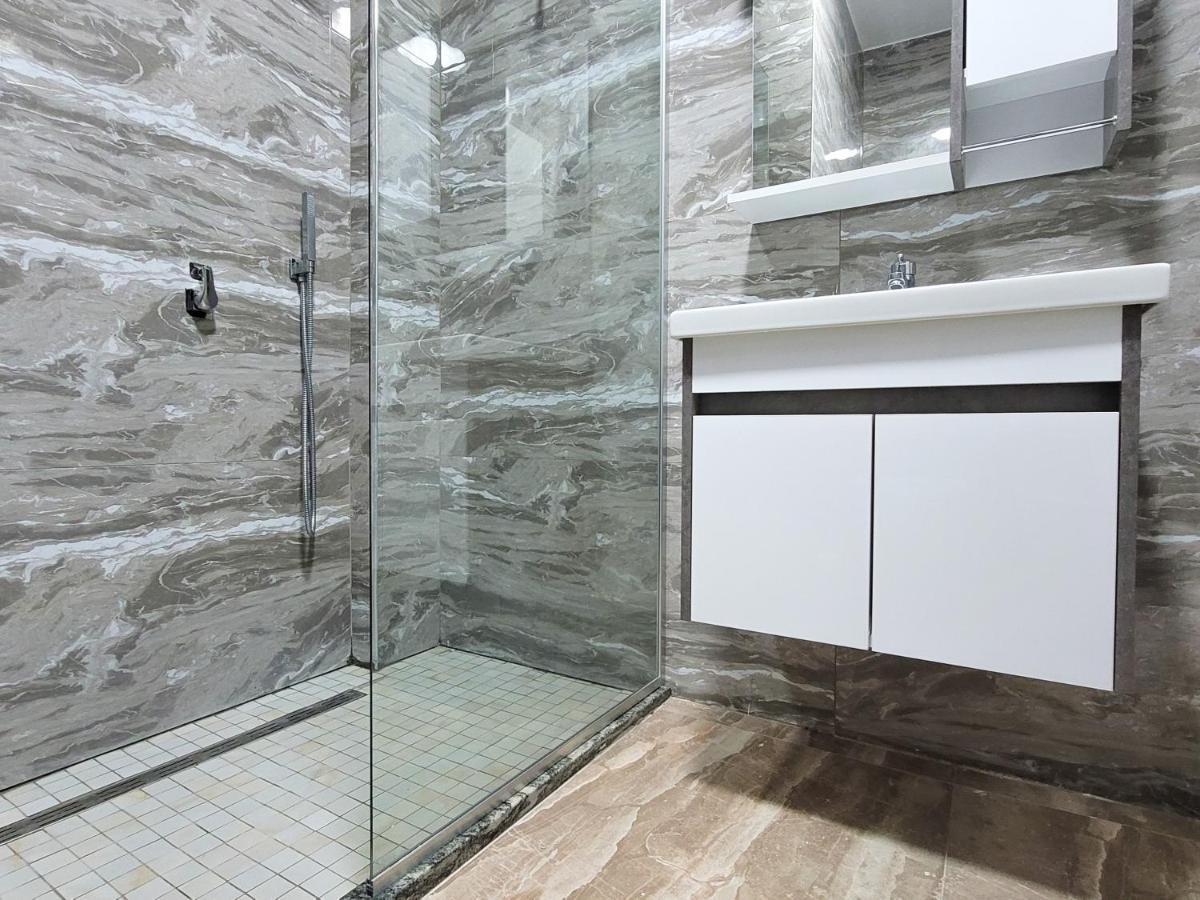 One-Bedroom Gem By The Square Τίρανα Εξωτερικό φωτογραφία